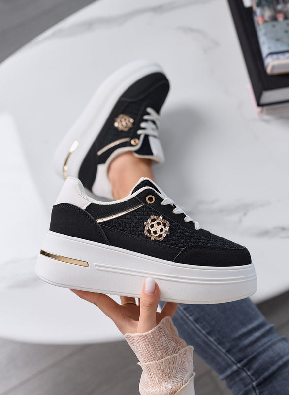 CLARA - Zapatillas negras con plataforma, inserciones entrelazadas y detalles dorados