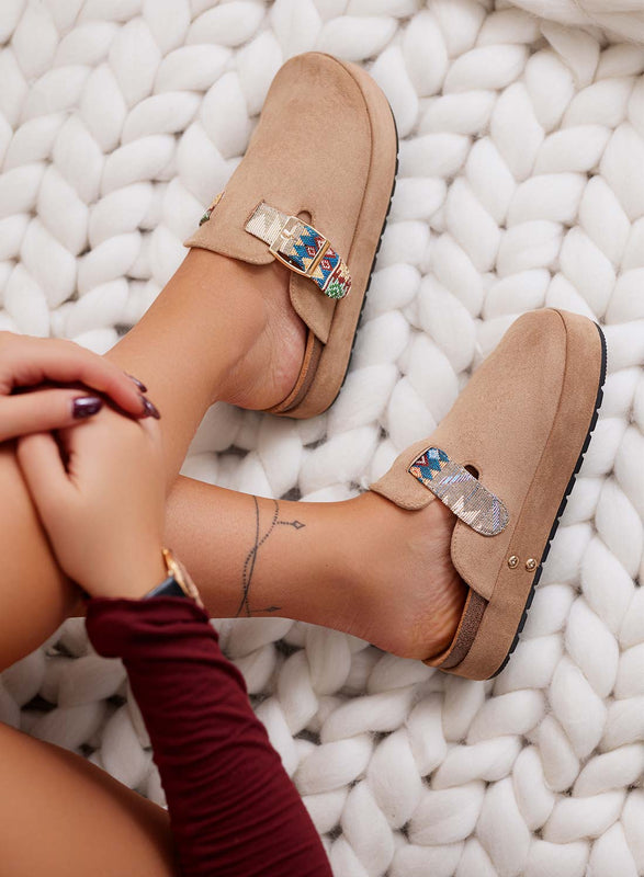 YODA - Pantofole sabot beige con fibbie colorate