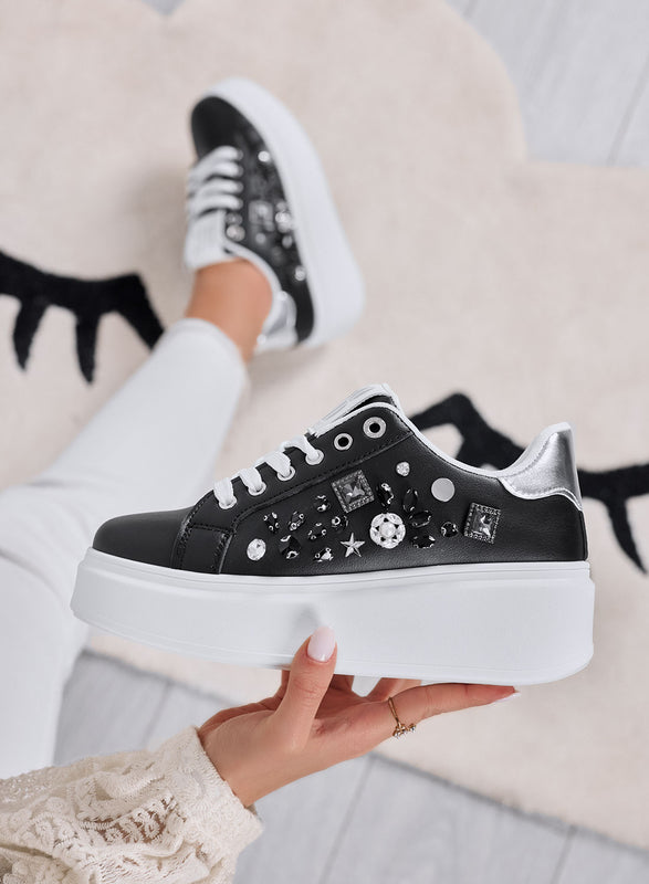 KELLY - Baskets noires à semelle compensée et ornements bijoux