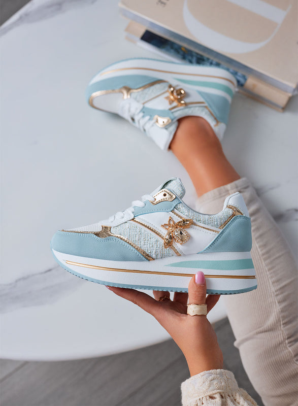 CARMEN - Zapatillas azules con aplique de joya dorado