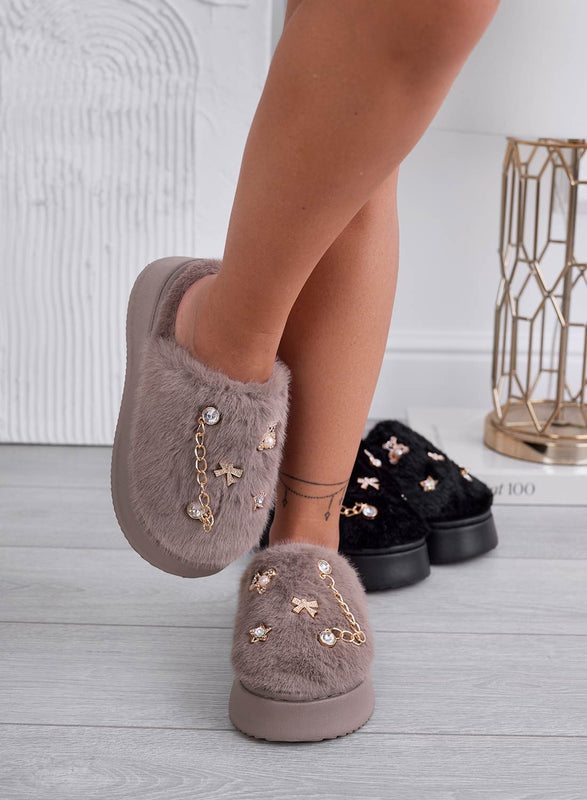 LUDOVICA - Pantuflas beige de pelo sintético con aplicaciones de joyas doradas