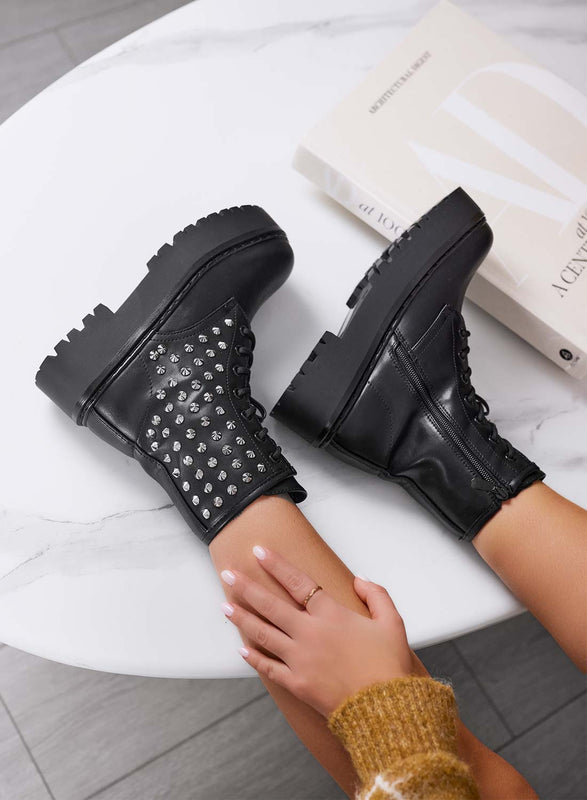 ODESSA - Botines anfibios negros de Alexoo con tachuelas