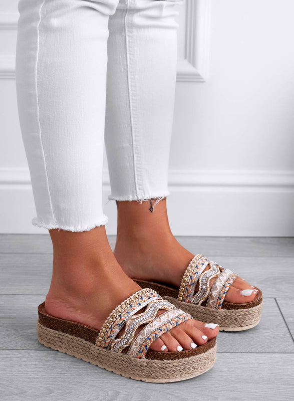 LUCIS - Sandalias tipo zapatilla beige con cuña y bordado