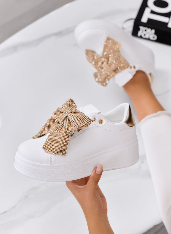 BELGA - Deportivas blancas con lazo de strass dorado