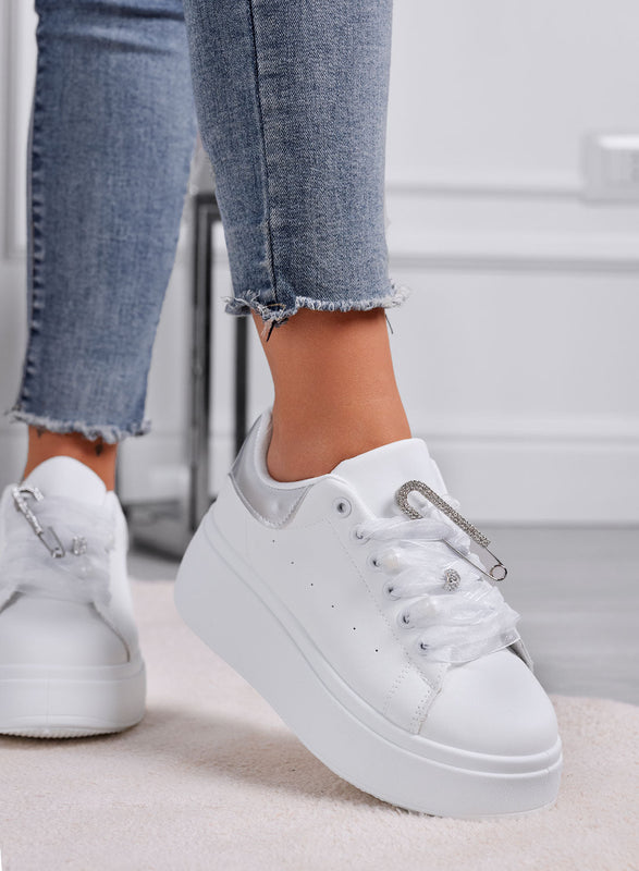 ANGY - Zapatillas blancas platform con cordones de organza grises y broche de joya