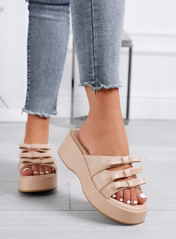 PIPER - Sandalias tipo sabot beige con cuña y detalles de lazo