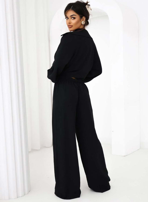Conjunto negro de tres piezas compuesto por camisa, top y pantalón