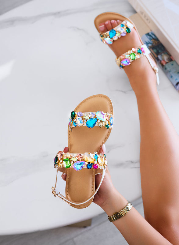 DIAMOND – Sandalias planas blancas con piedras joya multicolor y correa ajustable