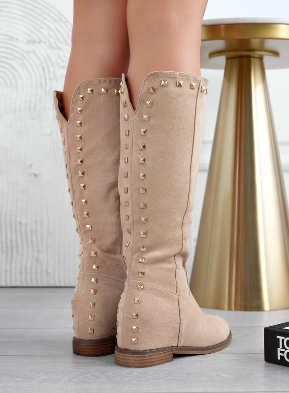 JANINE - Botas de ante beige con cuña interior y tachuelas