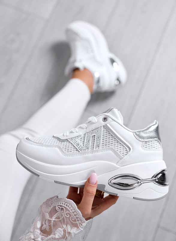 CAMILLA - Zapatillas Blancas con Strass y Detalles Plateados