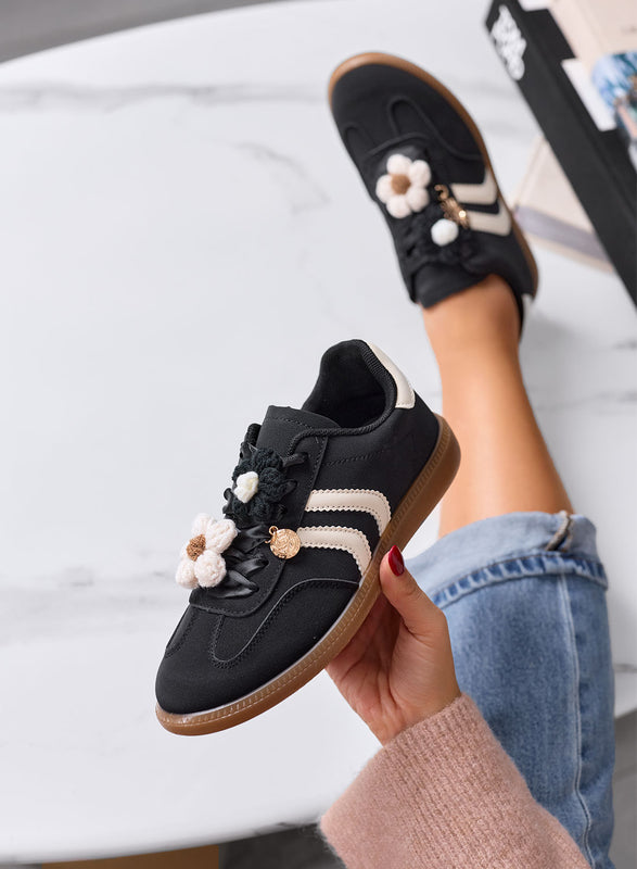 MELISSA - Zapatillas negras y beige con flores de crochet