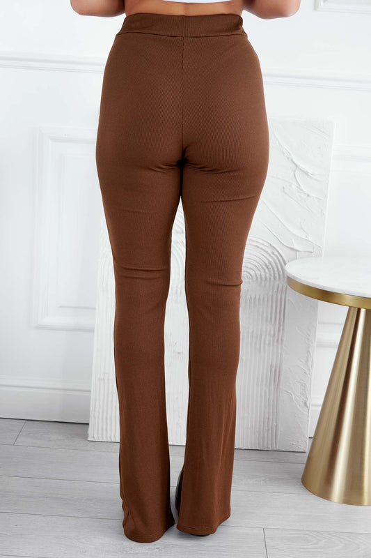 Pantalón canalé marrón con abertura