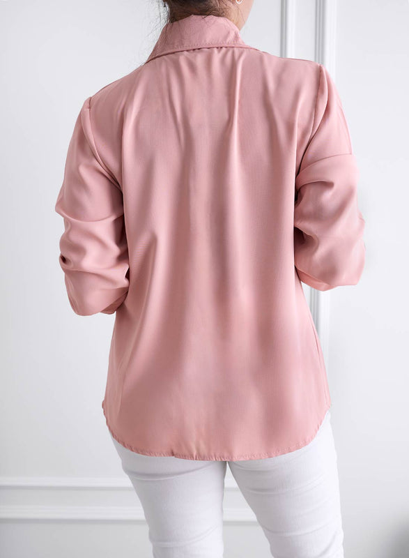 Camisa rosa con cuello adornado