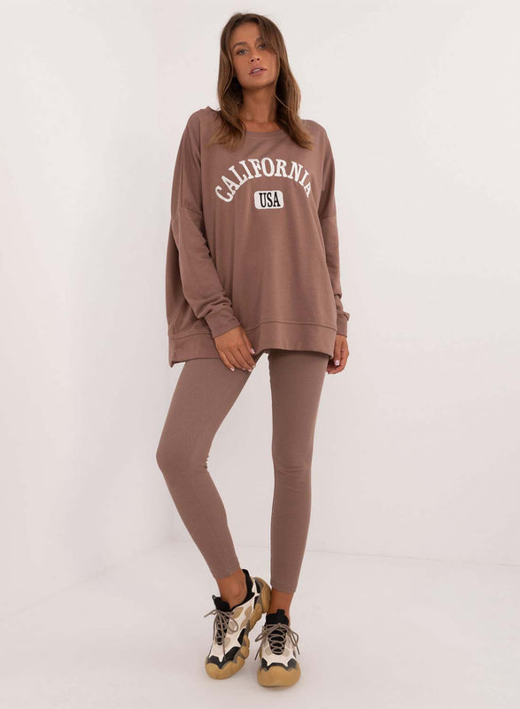 Conjunto de dos piezas color barro con leggings y maxi camiseta California