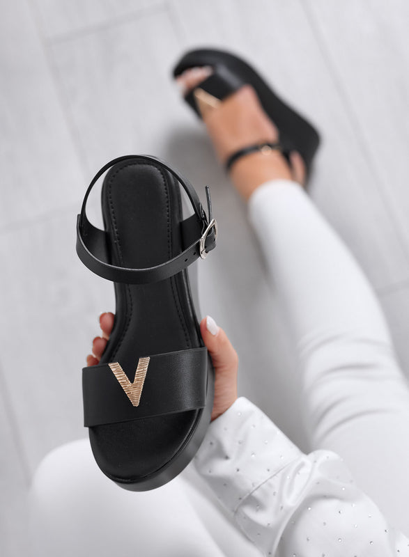 FABIANA - Sandali neri con zeppa e dettaglio V oro