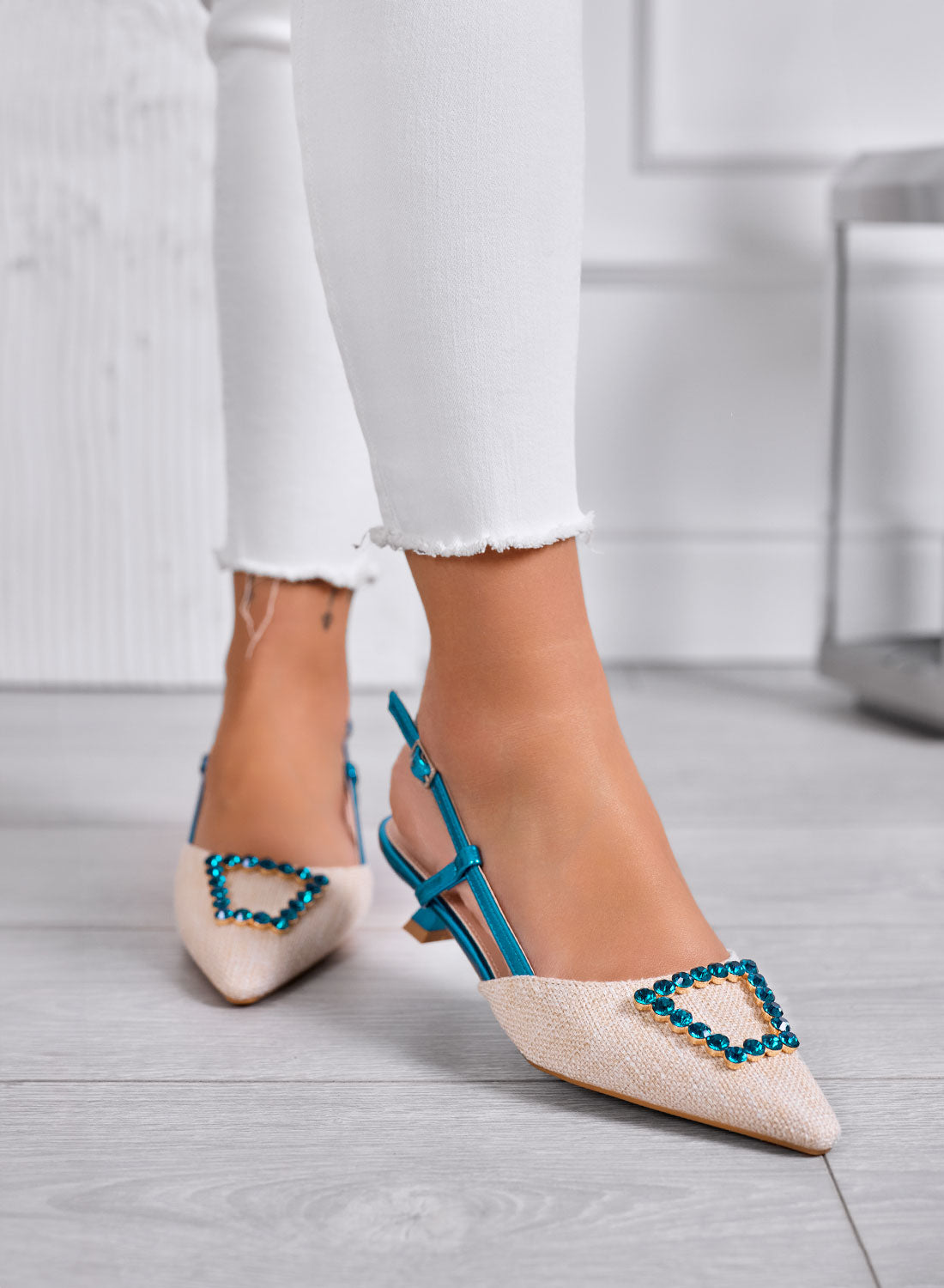 DARLEEN - Decolletè beige Slingback Eleganti a Punta con Fibbia Gioiello azzurra