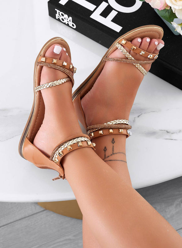 DORA - Sandalias planas camel con strass y tachuelas doradas