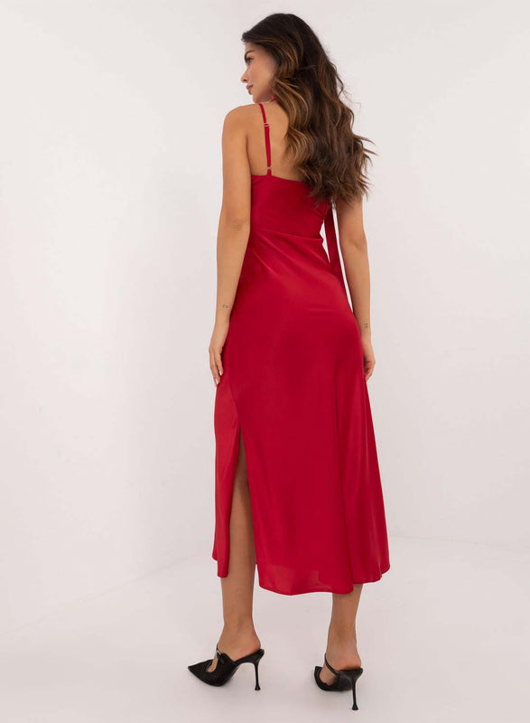 Robe longue rouge en satin avec fente et ceinture