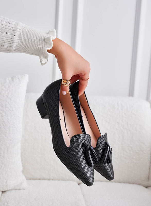 Mocassini neri a punta con nappine