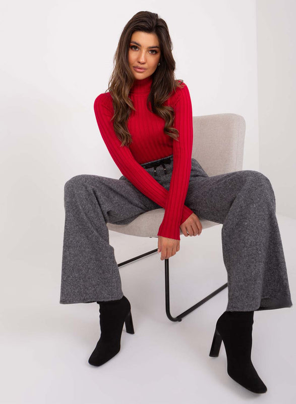Pantalón gris con resorte y cordón en la cintura