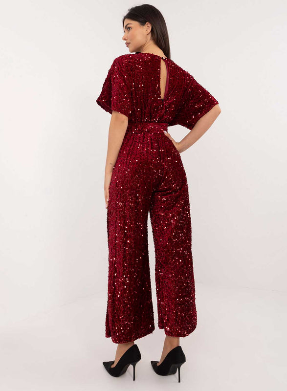 Mono burdeos de lentejuelas con cinturón en la cintura