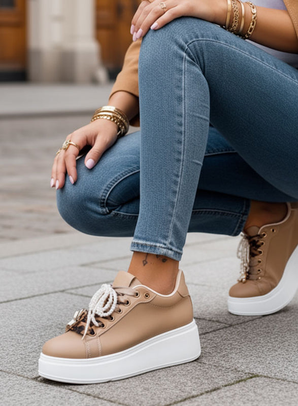 LAURA - Baskets plateforme couleur boue avec lacets imprimé animal et détails bijoux