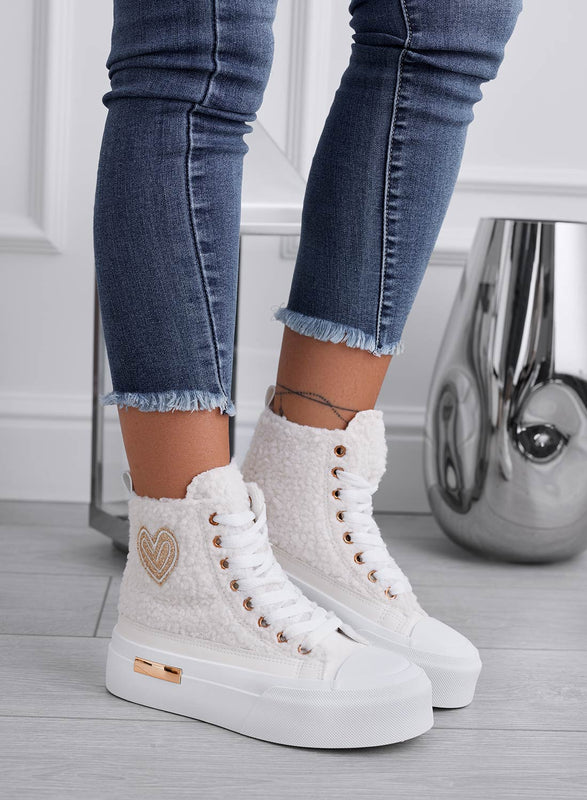 Baskets montantes crème en fausse fourrure avec cœur doré