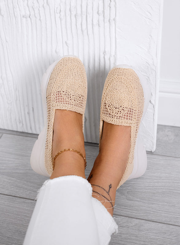 NASTIA - Mocasines beige tipo slip-on calados en crochet con suela chunky blanca
