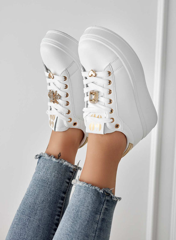 Baskets blanches avec applications bijoux et talon doré