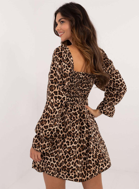 Vestido de estampado animal print con falda acampanada