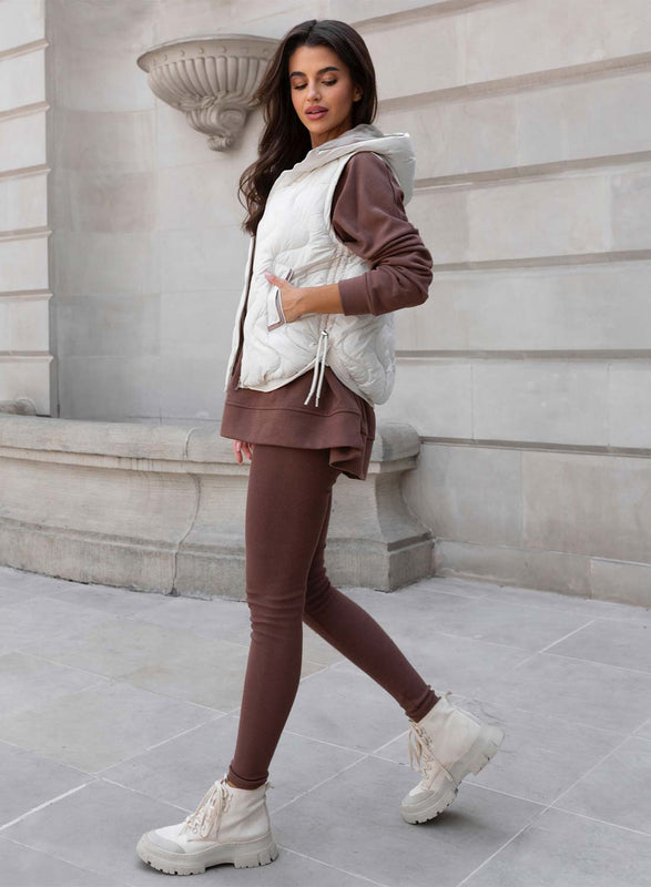 Conjunto de dos piezas color barro con leggings y maxi camiseta California