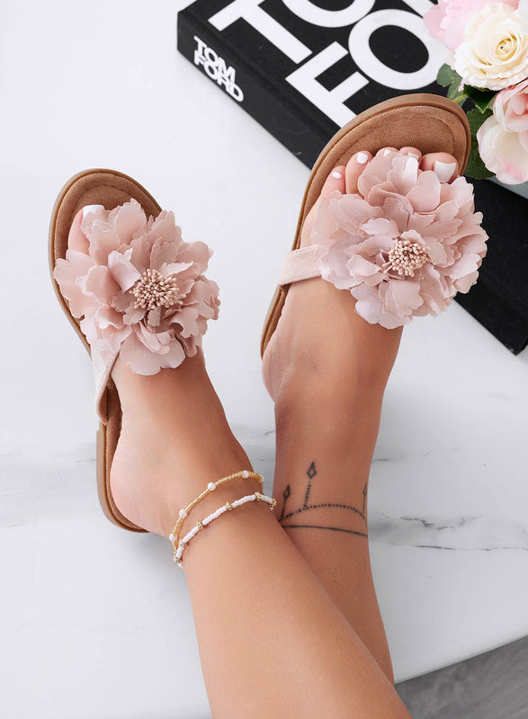 CLARISSA - Sandalias chanclas rosa con flor aplicada