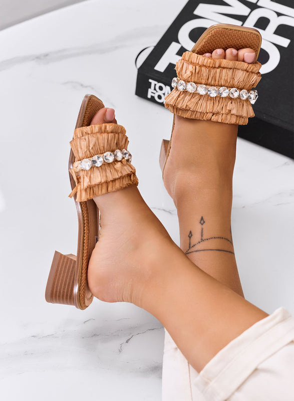 ROSITA - Sandali ciabatte camel con fascia in strass e tacco comodo