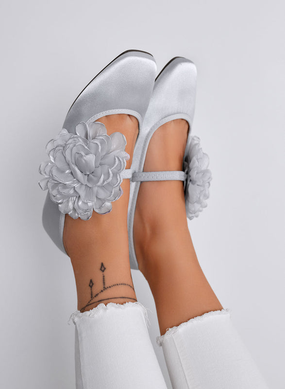 ATHENA - Bailarinas plateadas elegantes de satén con flor decorativa