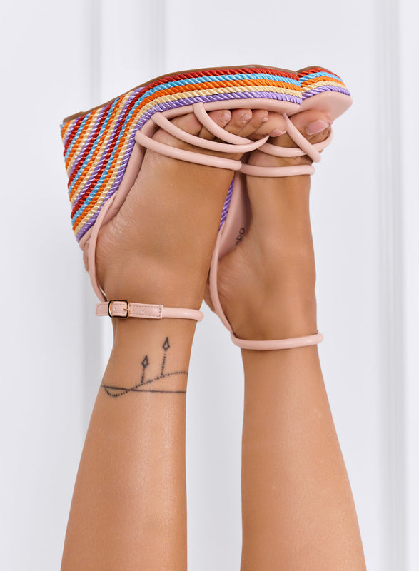 ADRIANA - Sandalias nude con tiras y cuña multicolor