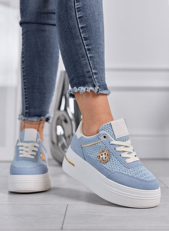 CLARA - Zapatillas azules con plataforma, inserciones trenzadas y detalles dorados