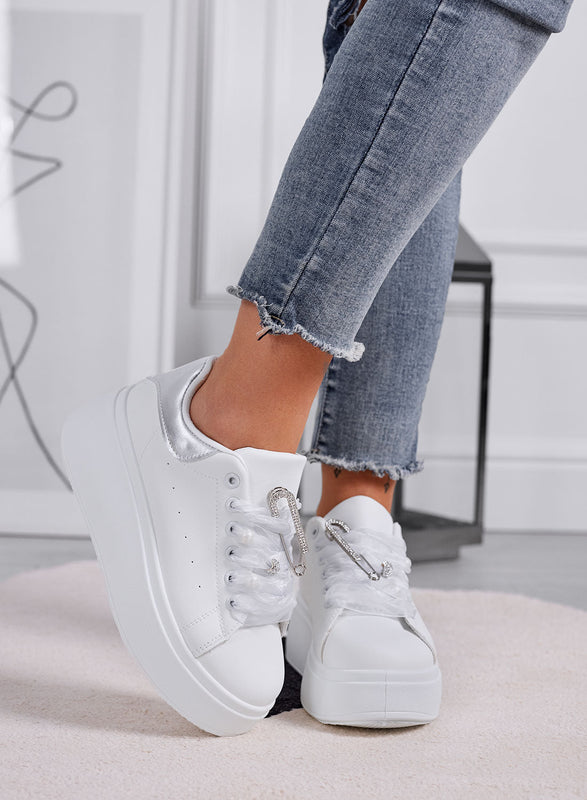 ANGY - Zapatillas blancas platform con cordones de organza grises y broche de joya