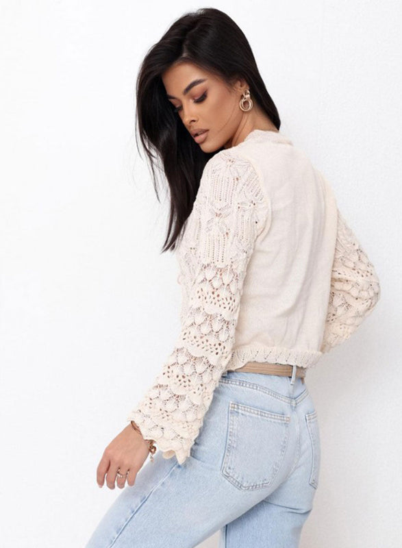 Cardigan corto beige de punto calado con mangas largas y cordones