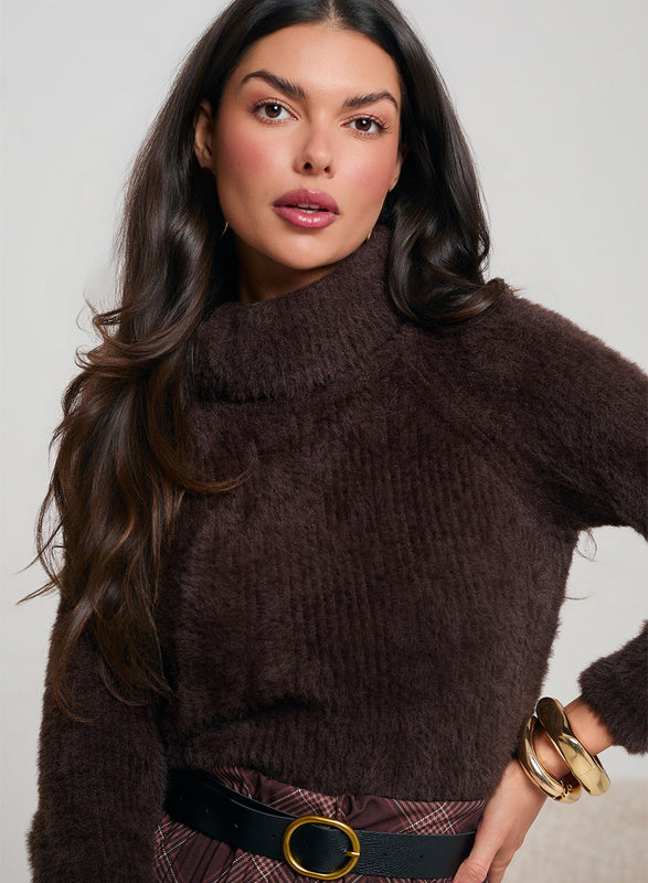 Maglione marrone a collo alto con trama pelosa
