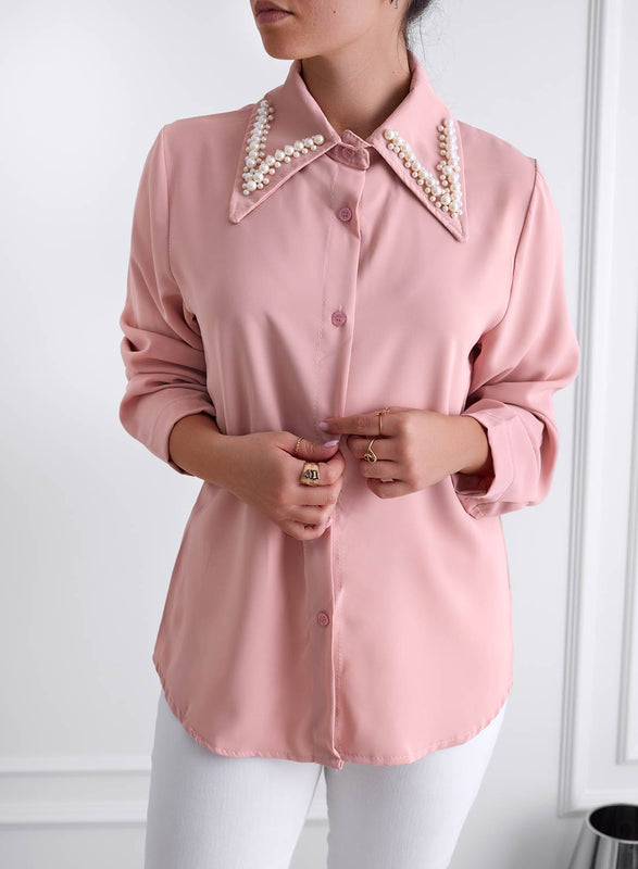 Camisa rosa con cuello adornado