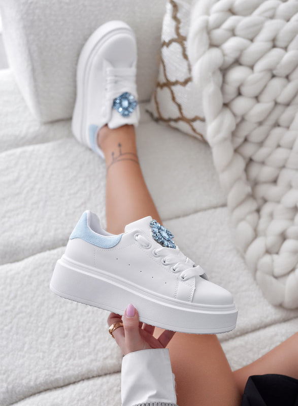 Baskets blanches avec talon bleu clair et bijou