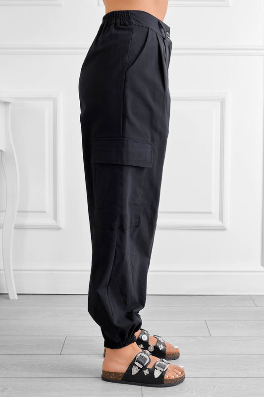 Pantalón cargo negro con bolsillos laterales