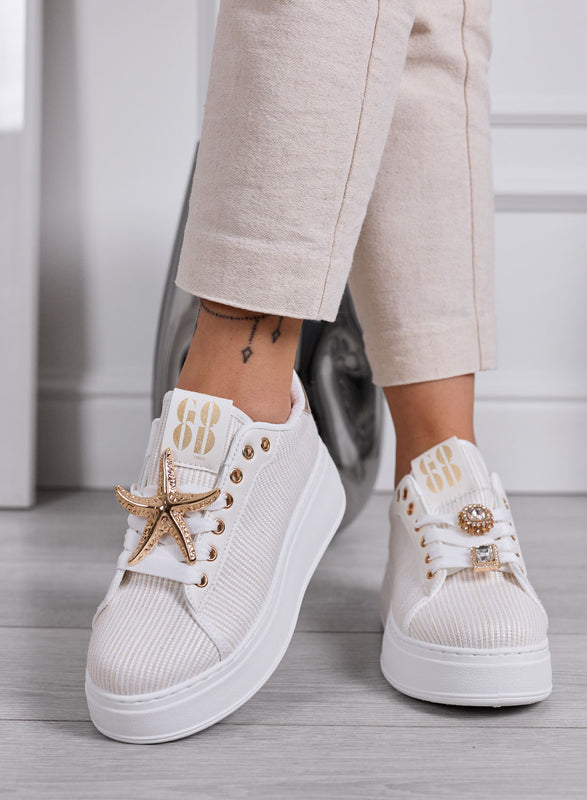 LINDA - Zapatillas blancas con apliques joya dorados y suela plataforma