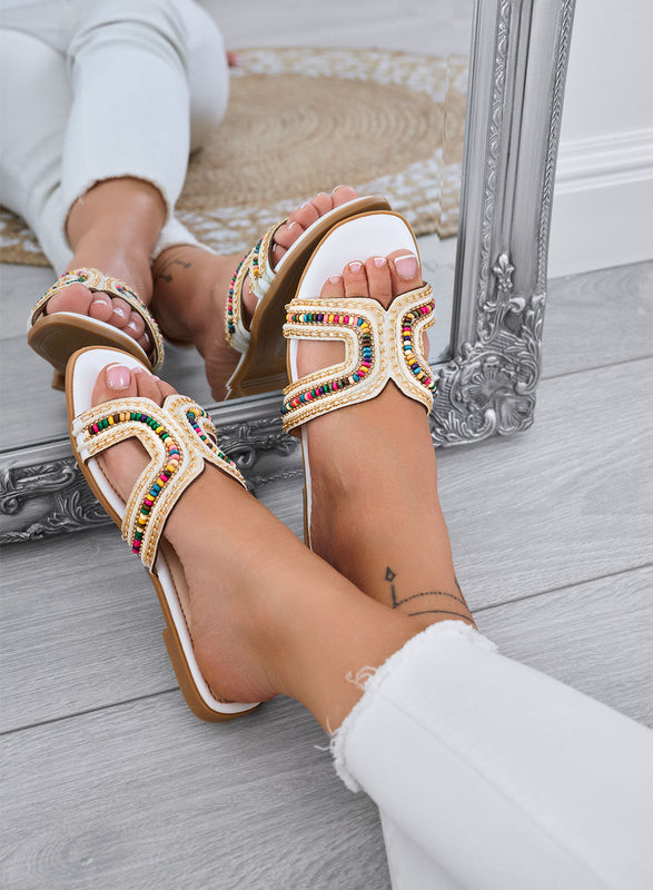 KARMEN - Sandalias blancas tipo ciabatta planas con perlas multicolor y detalles dorados