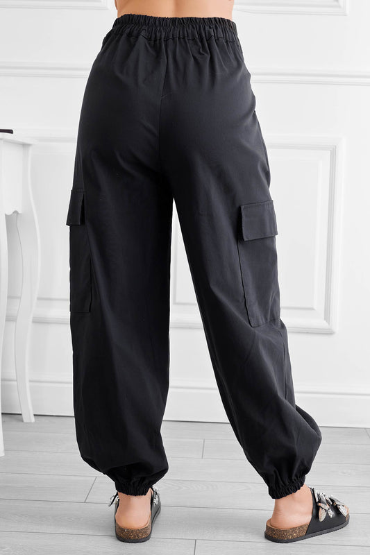 Pantalón cargo negro con bolsillos laterales