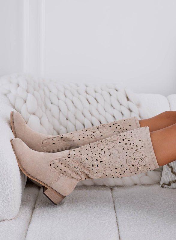 Bottes beige mi-mollet en daim perforé