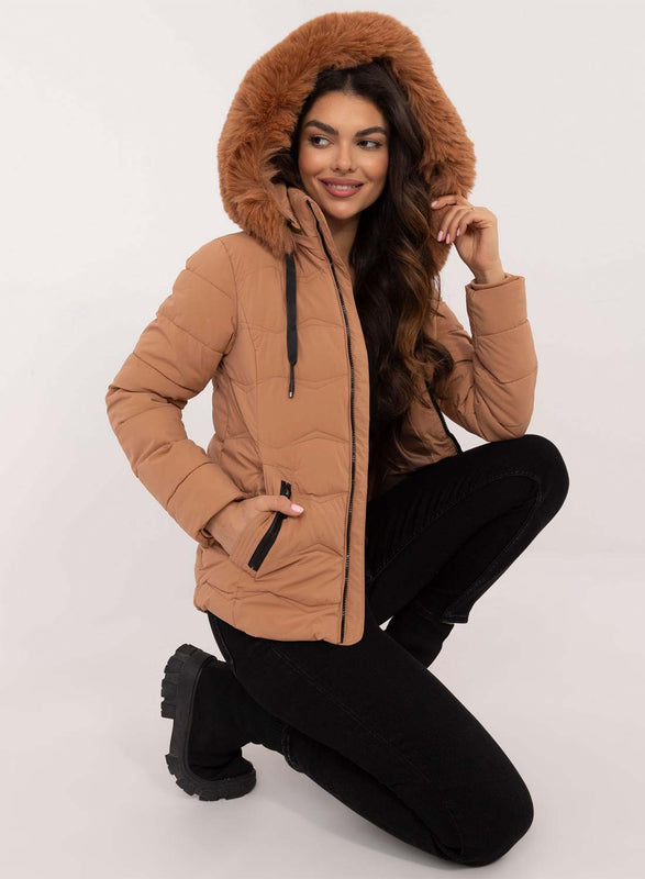 Chaqueta camel acolchada corta con capucha de piel sintética