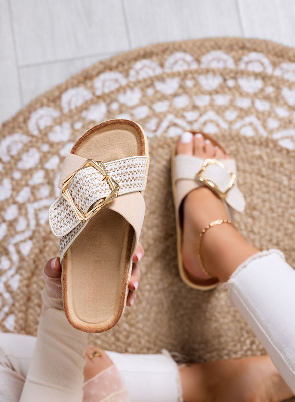 MAYA – Sandalias tipo chanclas beige con plataforma y maxi hebilla dorada trenzada