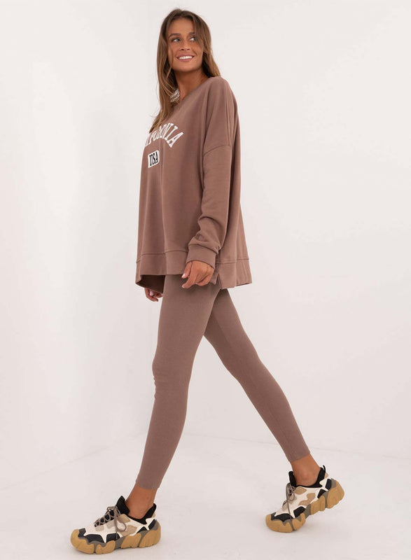 Conjunto de dos piezas color barro con leggings y maxi camiseta California