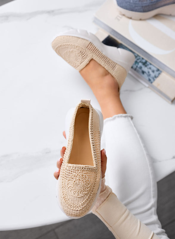 NASTIA - Mocasines beige tipo slip-on calados en crochet con suela chunky blanca
